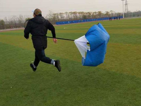 【完满班级】激情昂扬的新生活——艺术传媒学院18级环设1805班举办“最美青春 趣味运动会”指压板跳绳趣味运动会