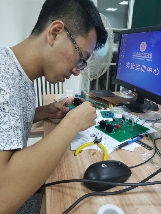 【社团快讯】科技狂风 爆发你的小宇宙吧!——信工学子参加2017年全国大学生电子设计竞赛