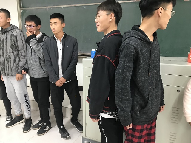 【完满班级】寒风来袭 情谊似火——计科1802班举办“轻松游戏 彩色人生”活动