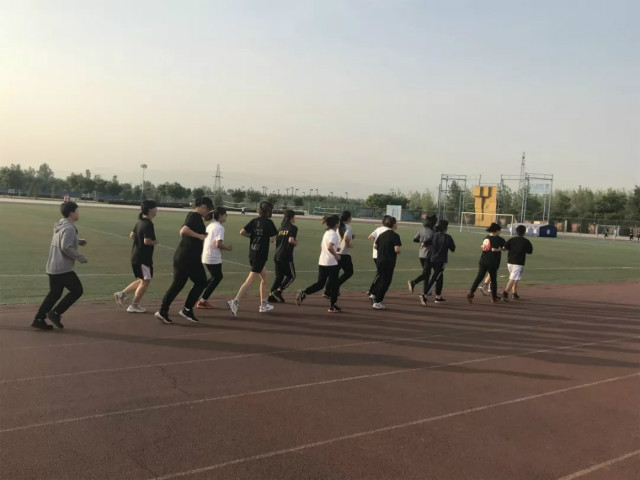 闪光的信院第240期:篮球场下 聆听她们的热爱与坚守