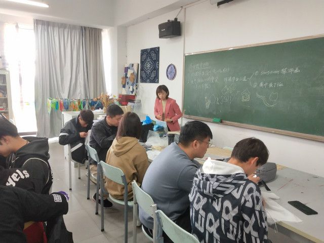 【完满班级】多彩世界 创意扎染——艺术传媒学院环设1702班创意扎染学习活动