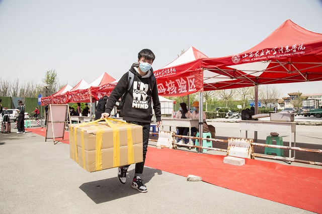 学工系统为首批毕业年级学子“回家”保驾护航