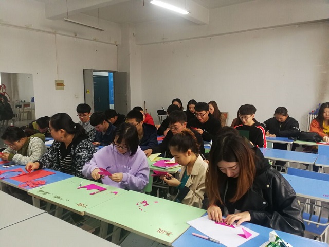 【完满班级】剪出锦绣前程——艺术传媒学院动画1602班举办趣味剪纸大赛活动