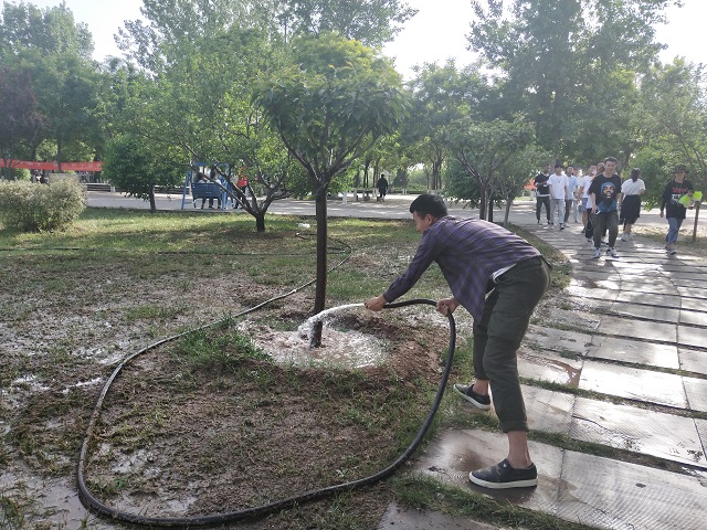 【完满班级】广施善行 浇树灌根——环设1804班帮树浇水公益活动