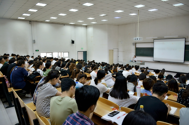 【辅导员说完满】让体育精神浸润大学校园 ——淬炼商学院“辅导员说完满”系列活动（二）