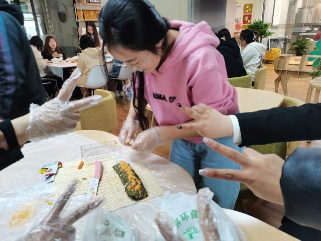 【完满团支部】寿司一卷 烦恼拜拜——食品与环境学院食品2101班完满团支部活动