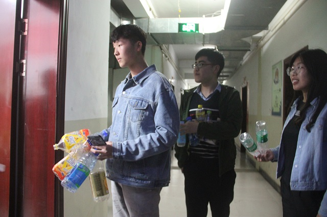 “心随瓶动”公益之心 公益之行——远景学院“变废为宝”活动圆满结束