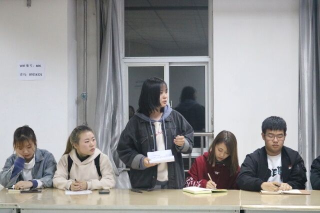 解疑答惑温情交流 倾听互动完满相逢——经济与管理学院完满中期座谈会