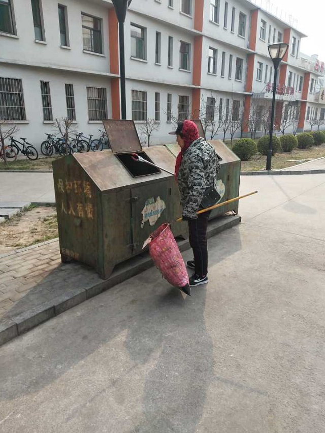 【完满班级】感恩奉献 与爱同行――信管1701班举办“学雷锋”爱心捐赠活动