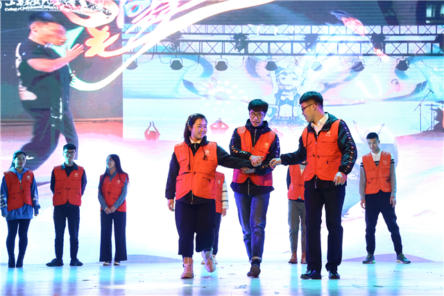 第100期乌马河周末文化广场“汇彩色之力 幸不负青春”主题晚会圆满落幕