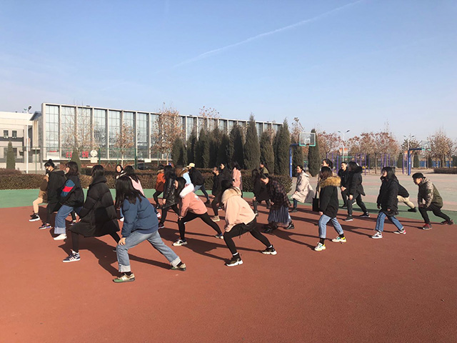 【完满班级】广阔的绿茵场上“绳”采飞扬——艺术传媒学院视觉(专升)1805班“热爱生活,跃动青春”冬季长绳趣味赛