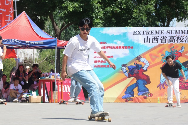 滑板上的“战争”——28所高校160名“板仔”齐聚信院，极限开滑！