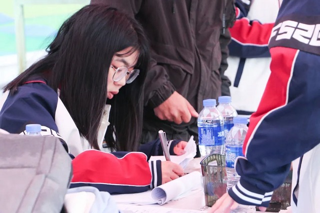 不同视角观校运 经管学子意气扬