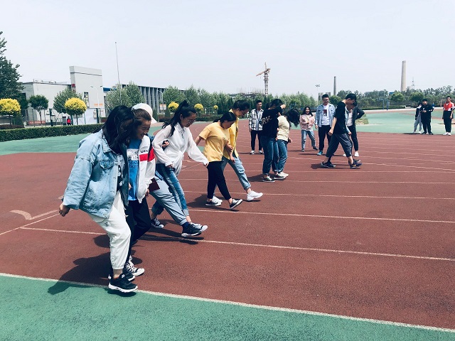 【完满班级】团结向前 合作共赢 两人三足接力赛——艺术传媒学院环设1801完满班级活动