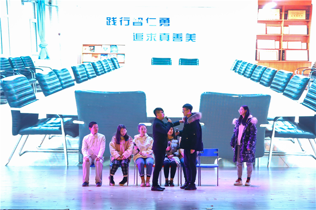 第100期乌马河周末文化广场“汇彩色之力 幸不负青春”主题晚会圆满落幕