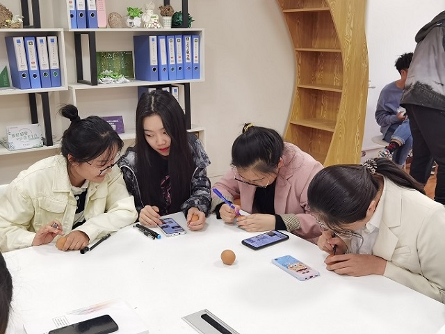 【完满班级】“清明寄相思 五彩蛋绘制”——软件1805班完满班级活动