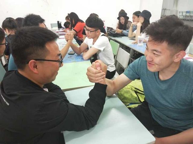 【完满班级】那些年我们玩过的游戏——艺术传媒学院环设1603班、1606班、动画1602班举办扳手腕大赛