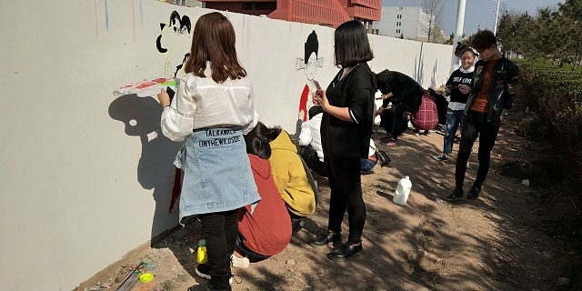 风无阻 艺无悔——“以画笔勾勒创意 用色彩照亮信院”墙绘涂鸦活动第五期