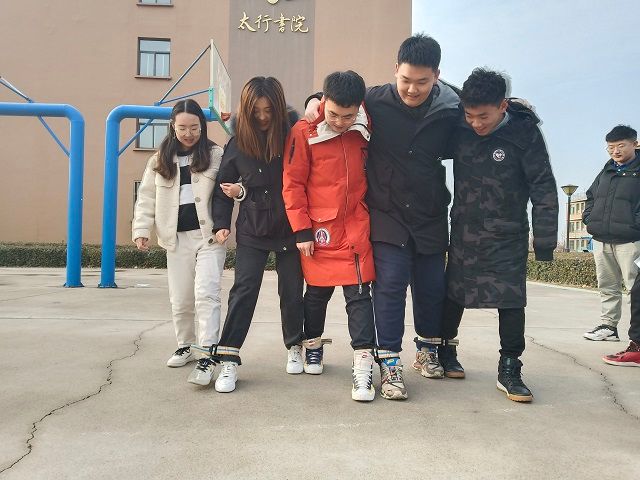 【完满班级】尽显团队风采 活力校园生活——艺术传媒学院18级环设1805班举办“你追我赶 趣味无限”五人六足比赛活动