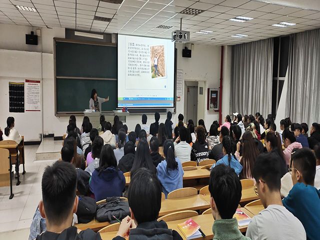 初入校园 与机遇撞满怀——艺术传媒学院视觉2002新生“创意写作，德国FOM项目”活动