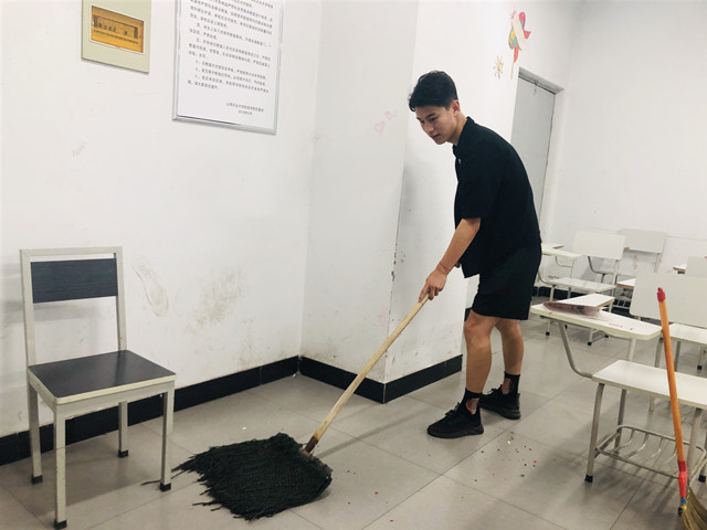 【完满班级】举止行小善 点滴美校园——艺术传媒学院环境设计1703班公益服务完满班级活动