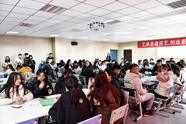 【1+1>2】艺家人携手远景学子与“泥”梦幻联动——“艺承非遗技艺,创远景新圈层”成长讲堂系列活动第三十五期