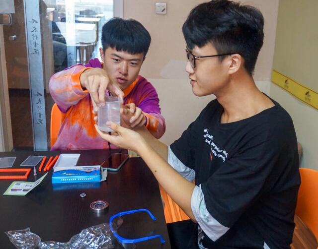 “e”起动手 遨游科学的海洋——大数据学院、信息工程学院“e路同行”科技文化蓝海行动之第35期小e趣味实验