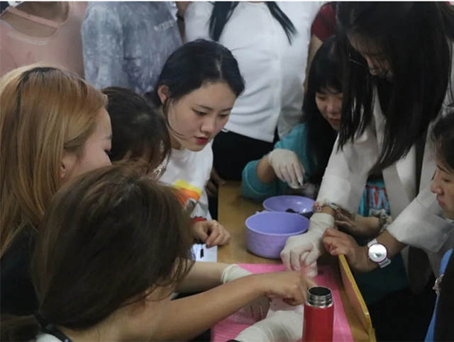 纸短情长 师恩永存——金秋乐学念师恩 三行心语酬师情活动