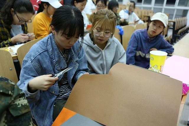 “创意改变生活 手工塑造艺术”——我和我的祖国共筑青春梦主题收纳盒制作——艺术传媒学院ATS手韵涂鸦社