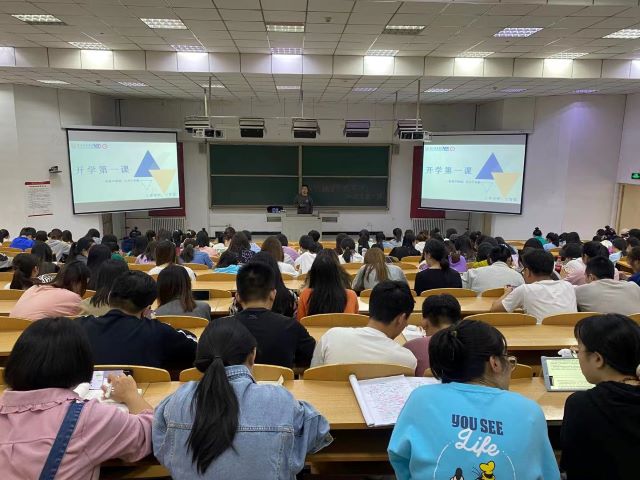 【辅导员说完满】思索中规划 安全中启航——商务英语学院2018级主题年级会