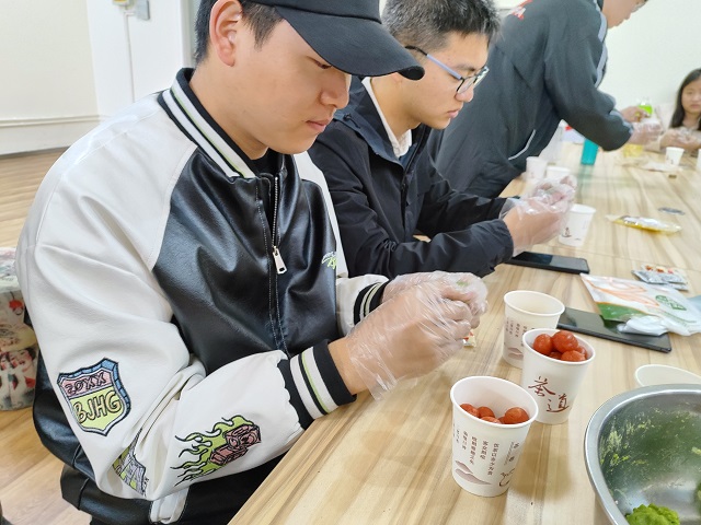 【完满团支部】巧手做青团 清明共沐春——食品与环境学院动医2101班完满团支部活动