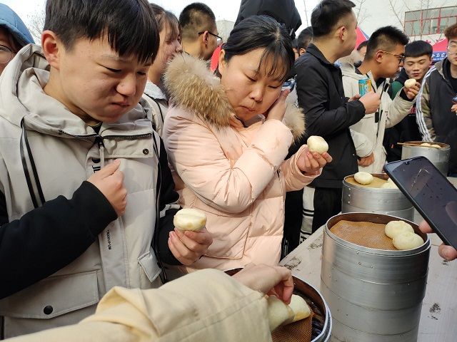 【社团快讯】与食会临 与心之交——食品与环境学院第二届“舌尖上的诱惑”DIY美食慈善品鉴