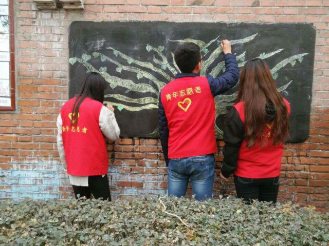 行走的力量第20期：青年志愿者为桑梓村描绘黑板报受好评