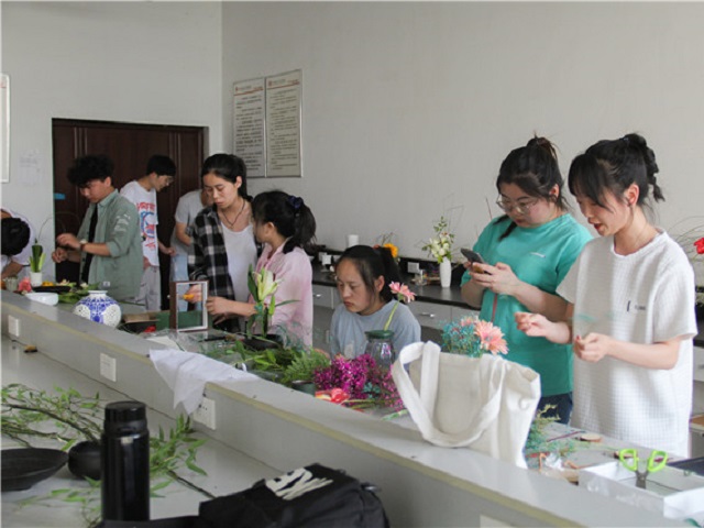 【社团快讯】锦绣繁花 芳华似锦——食品与环境学院“To Design 成巧匠鲁班”风采设计创意花朵设计大赛