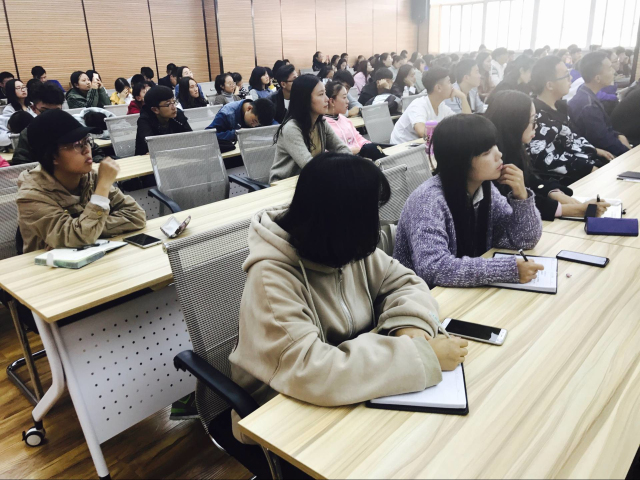 侧影芳华 生来倔强 ——艺术传媒系举办学生干部培训第七期二讲