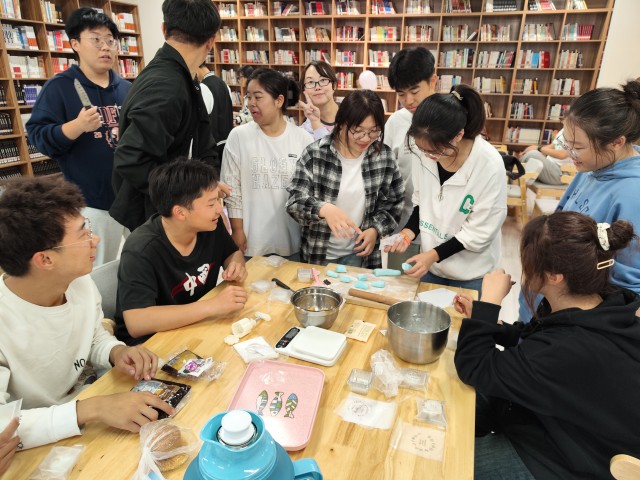 月映智能 “饼”成心意——智能工程学院中秋实践活动
