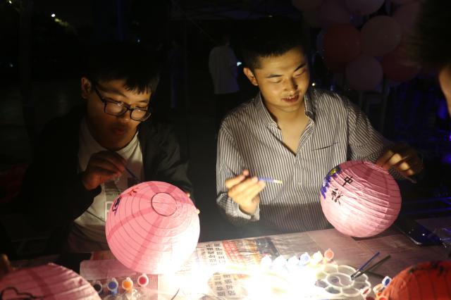 温暖金秋 智达同行——智能工程学院、三达书院第三届中秋花灯节活动