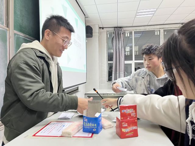 【辅导员说完满】戒掉“精致穷” 告别“月光族”理性消费——大数据学院、信息工程学院2022级辅导员说完满活动