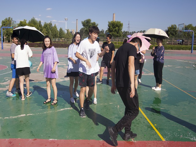 【完满班级】“酷暑夏日 水球狂欢”扔水球比赛——艺术传媒学院环设1704、1706班举办完满班级活动