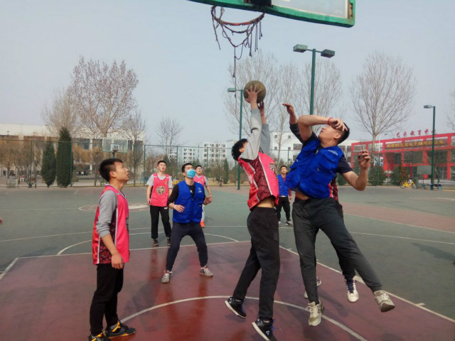 【完满班级】越战越勇 谁与争锋——艺术传媒系产品1601、环设1603举办篮球友谊对抗赛