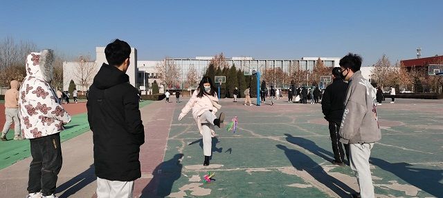 【完满班级】踢出乐趣 踢出健康——艺术传媒学院数字媒体2002班举办踢毽子比赛活动