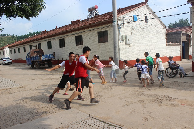 【三下乡】身体力行勤浇灌 支教花开别样红——远景学院“科技支农团”三下乡之行
