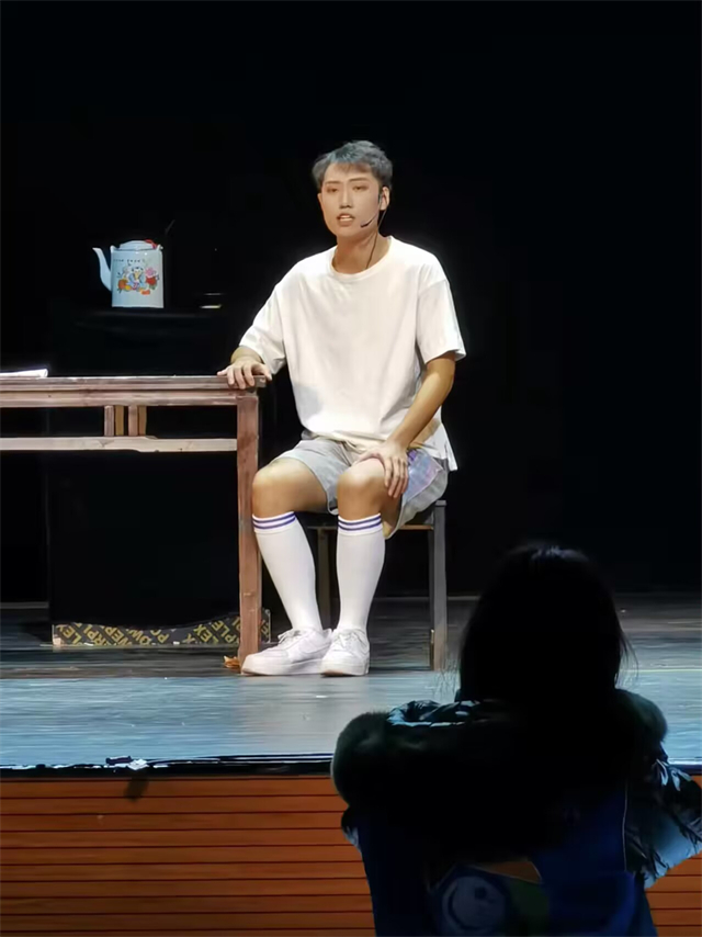 闪光的信院第286期:成为话剧舞台上的一束光