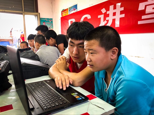 【辅导员说完满】丰收季里看青扬 完满场上话桑麻——大数据学院、信息工程学院“三下乡”主题班会