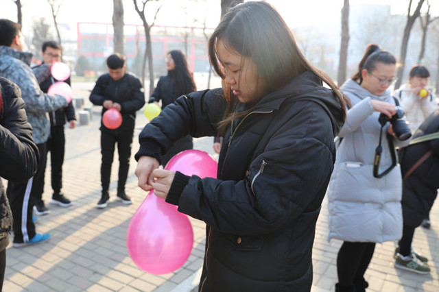 【完满班级】心心相印绕指情 “气”十二变展完满——经济管理系资产1702班创意气球大赛完满班级活动