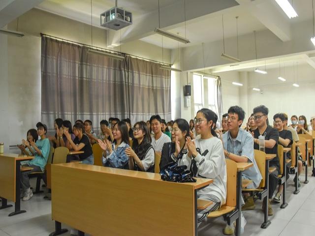 【辅导员说完满】以微笑前行 奋勇拼搏——食品与环境学院2022级辅导员说完满活动