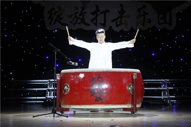 我校100多名打击乐手共同演绎触动灵魂的敲击——青藤周末之夜·音乐之夜绽放打击乐团专场演出