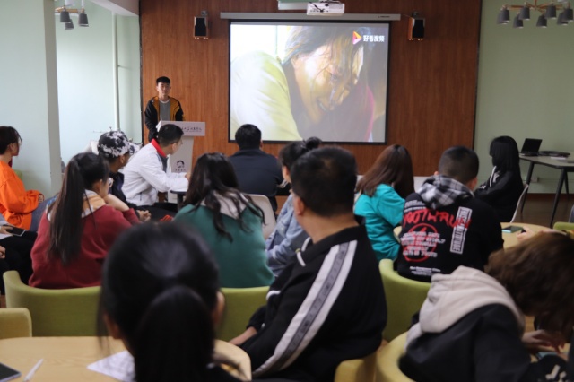 不负韶华 书香同行——经济与管理学院开展首届“以文会友 勤耕雨读”圆桌赏析会