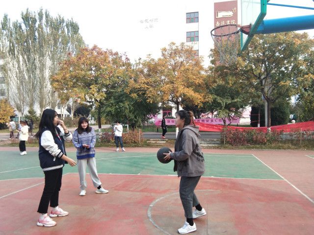 【完满班级】球球俱进 分分必得——艺术传媒学院环设1802班举办“跳跃吧 篮球”趣味赛