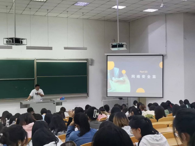 怀着太阳的热情 奔赴人生的宽广——商务英语学院九月辅导员说完满合集